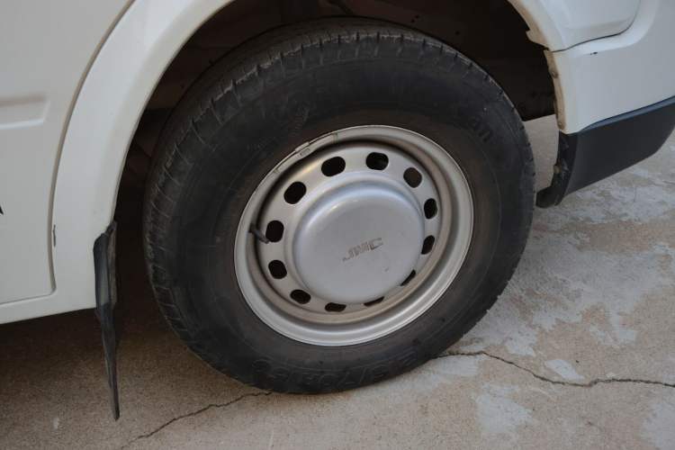 Used JMC Transit 2019 2.8T Commercial Version Short Wheelbase Mid-Roof 3-Seater China VI Standard JX493