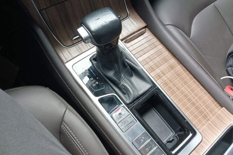 Used Roewe RX8 2018 30T Smart Connectivity Two-Wheel Drive Flagship Edition
