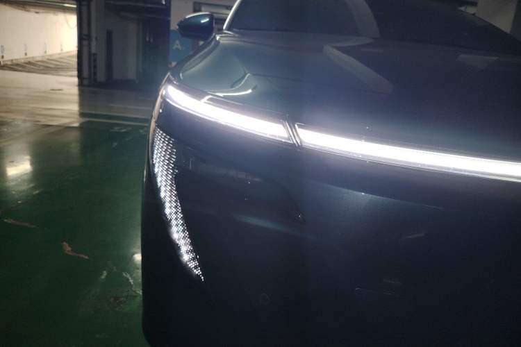 Used Nissan N7 2025 625 Max Right Front Headlight