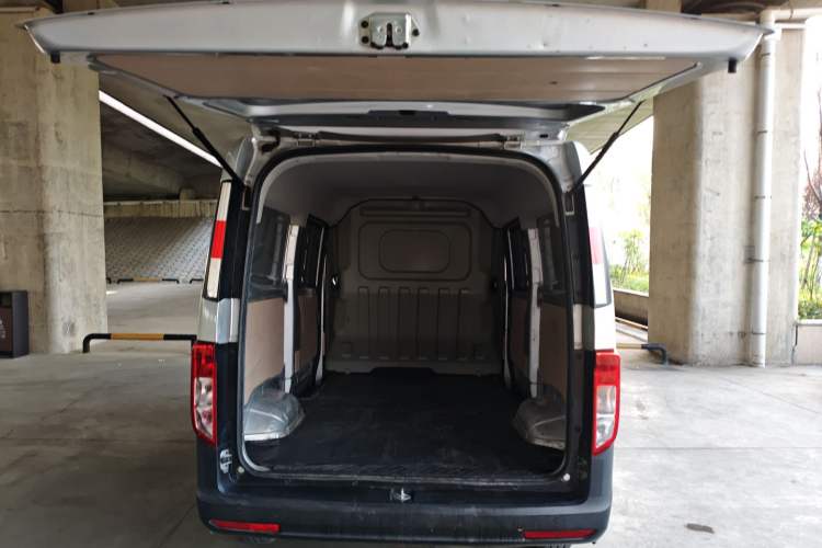 Used CHANGAN KUAYUE Xing V3 2023 1.5L Gasoline Standard Edition 2-Seat Van Trunk