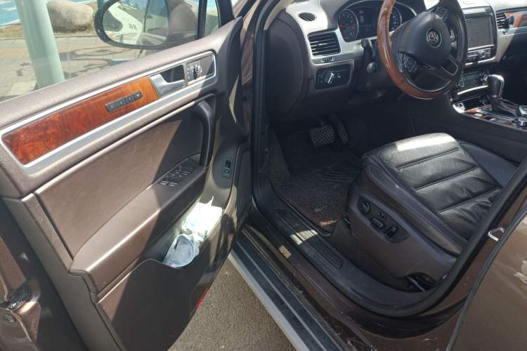 Used Volkswagen Touareg 2011 3.0 TSI High-End Version Driver Seat