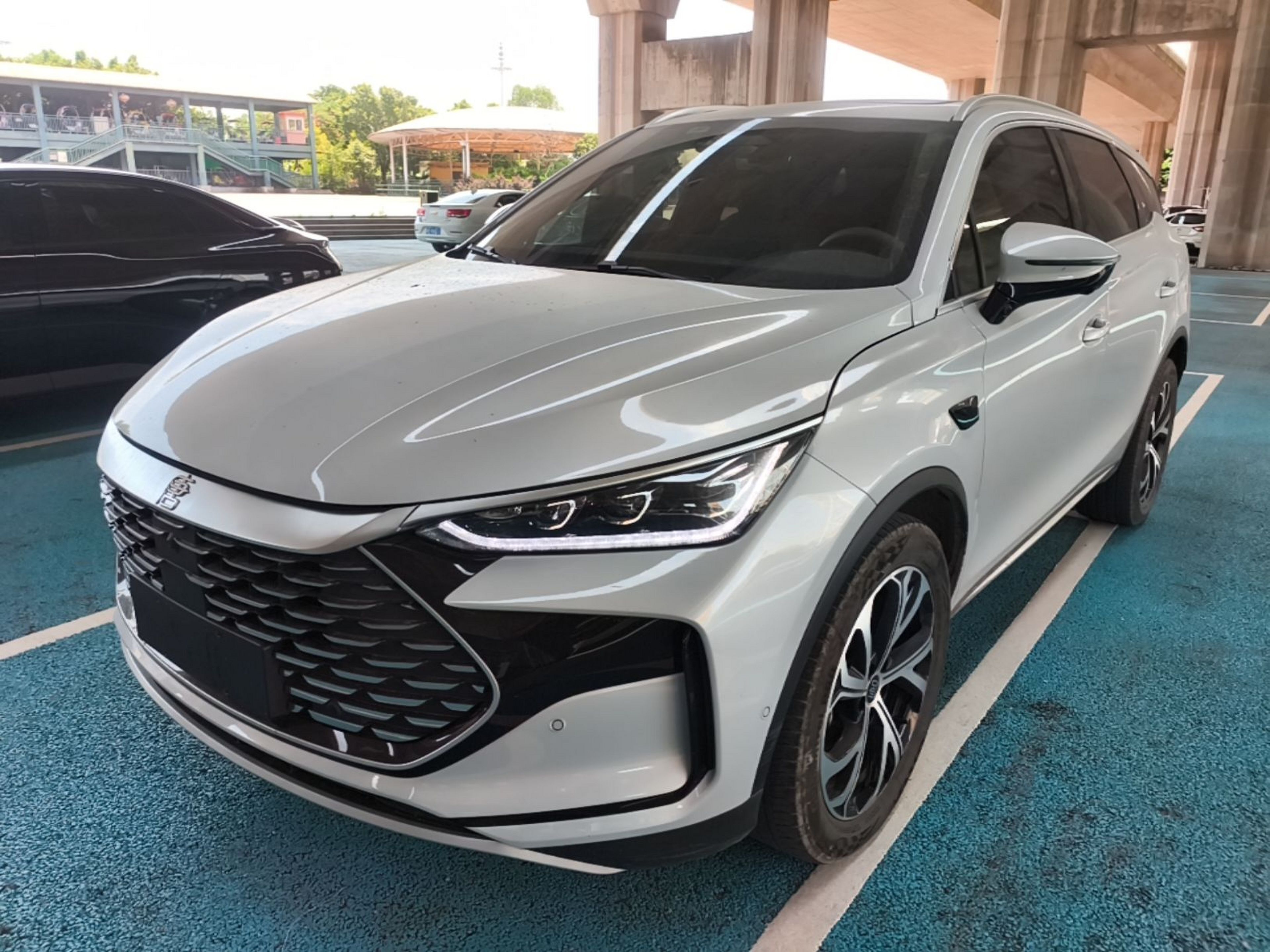 Под передней частью автомобиля