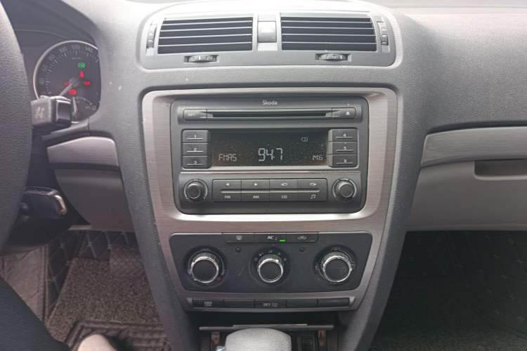 Used Skoda Octavia 2012 2.0L Automatic Yijie Version Audio And AC Panel