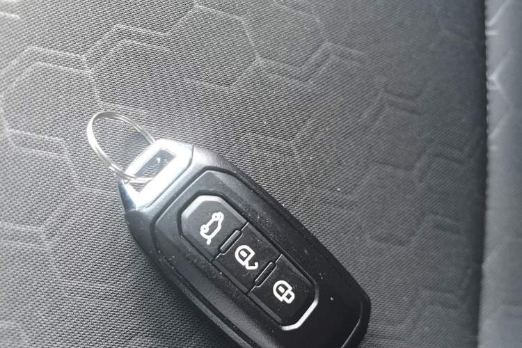 Used JMC Fushun 2023 2.0T Automatic Short-Wheelbase Mid-Top Commercial Multi-Purpose 6-Seater Passenger Vehicle Vehicle Key