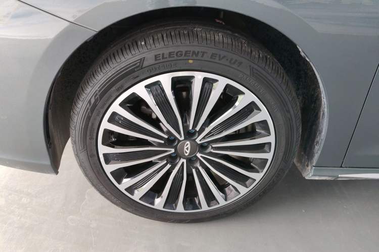 Used Fengyun A8L 2025 1.5 TGDI 145 km Luxury Version Exterior 4