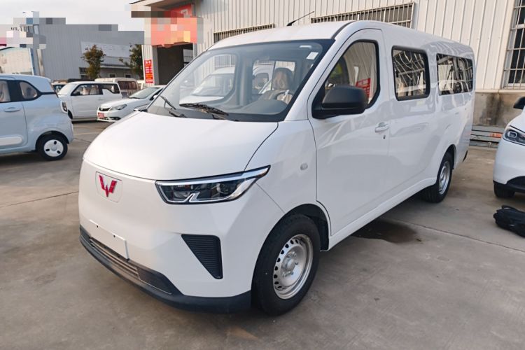 Used Wuling Yangguang 2024 300KM Comfort Version Passenger Van 75kW