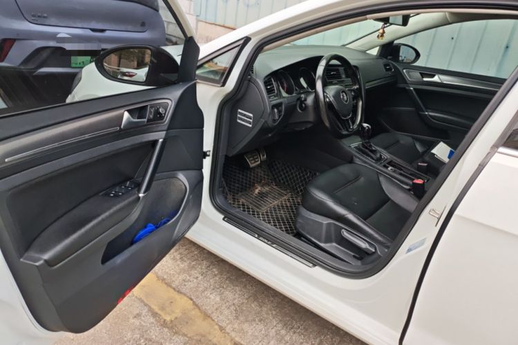 Used Volkswagen Golf 2017 1.6L Automatic Comfort Million-Vehicle Anniversary Edition Driver Seat