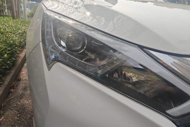 Used BYD Qin New Energy 2015 1.5T Dual-Crown Flagship Plus Edition Right Front Headlight