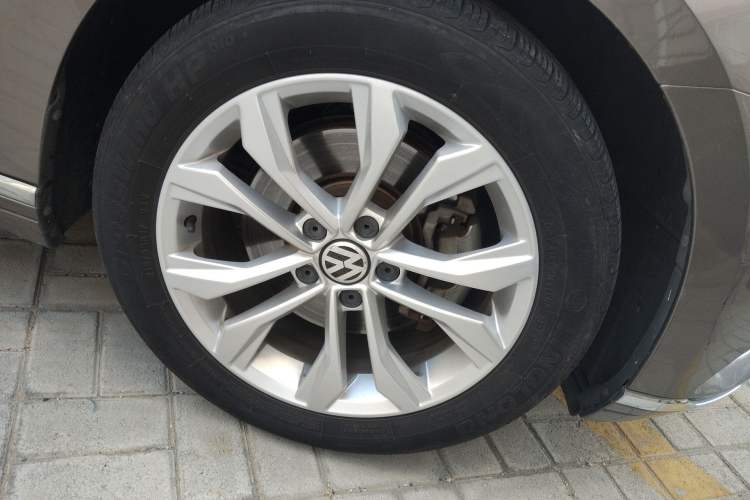 Used Volkswagen Magotan 2017 330TSI DSG Luxury Model Right Front Wheel Hub