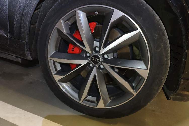 Used Audi Q7 2022 55 TFSI quattro S line Sport model Right Front Wheel Hub