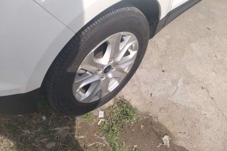 Used Ford EcoSport 2013 1.5L Automatic Fashion Model Left Front Wheel Hub