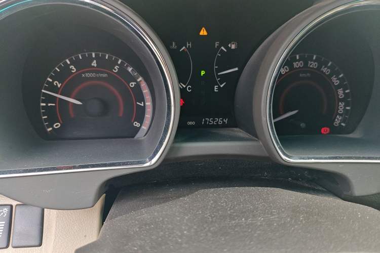 Used Toyota Highlander 2011 2.7L Two-Wheel Drive 7-Seater Luxury Edition Odometer Close Up