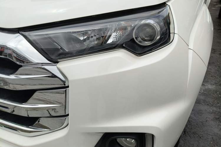 Used JMC Yuhu 7 2022 2.0T Automatic Diesel 4x4 Comfort Edition Standard Wheelbase Left Front Headlight