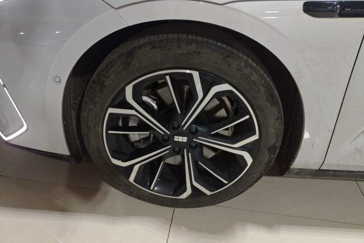 Used Geely Galaxy E8 2025 700 km Long-Range Intelligent Driving Version Left Front Wheel Hub