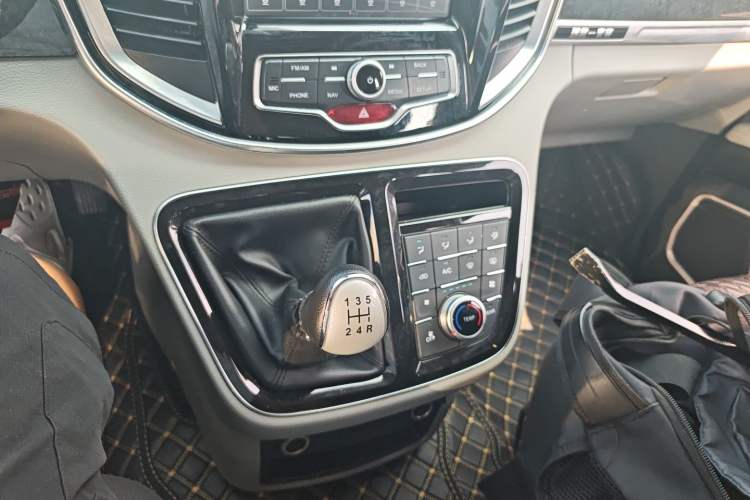 Used JAC Refine M4 2016 2.0L Manual Luxury Version
