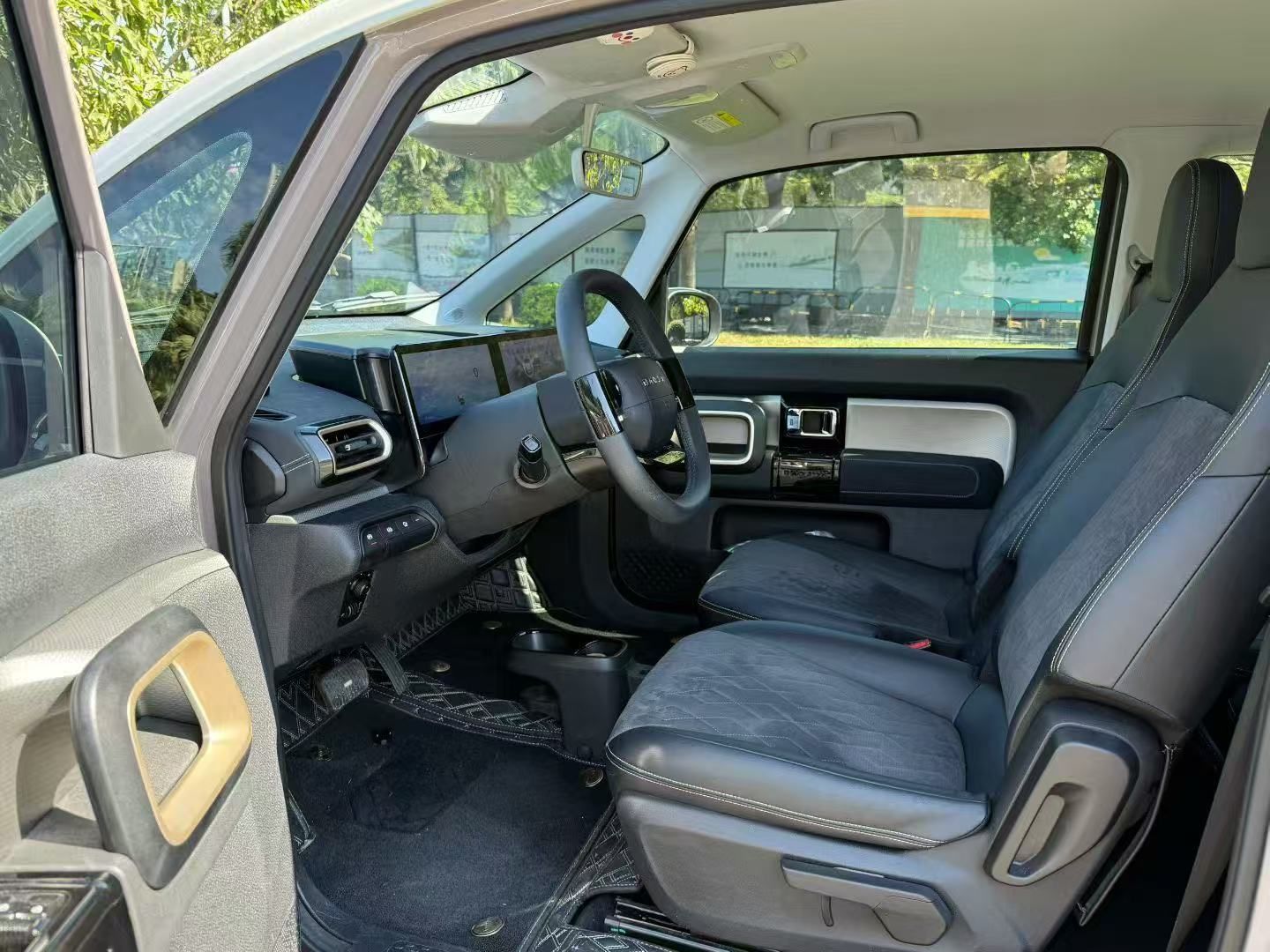 Переднее сиденье в автомобиле