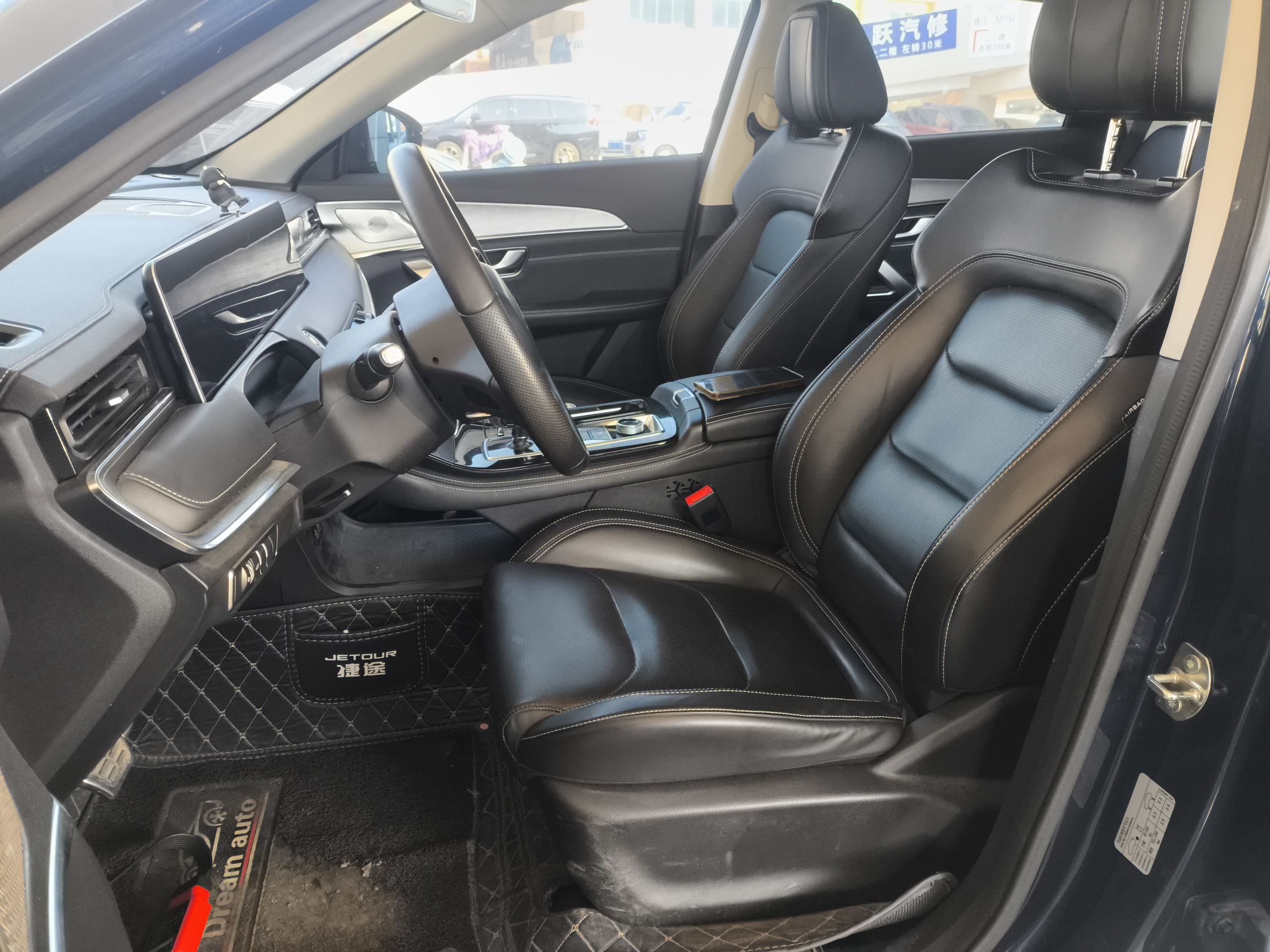 المقاعد الأمامية داخل السيارة