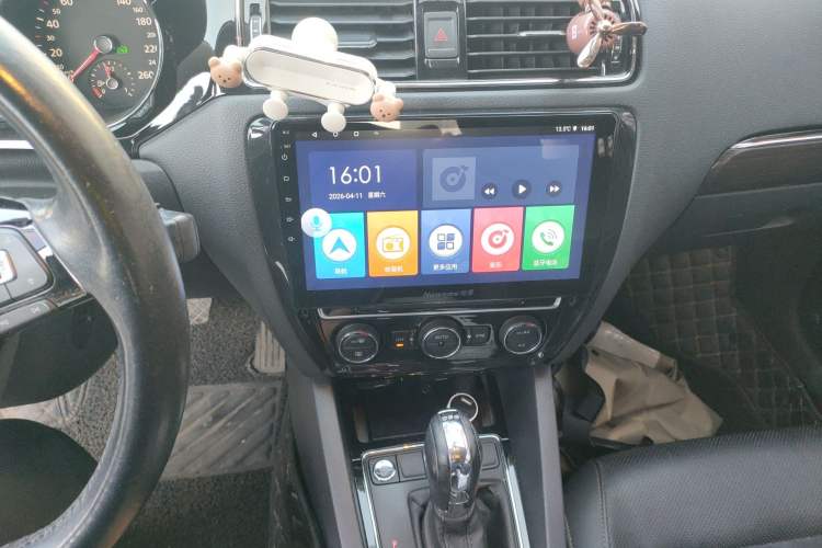 Used Volkswagen Sagitar 2015 230TSI Automatic Luxury Model Audio And AC Panel