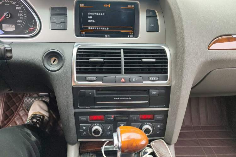 Used Audi Q7 2013 35 TFSI Comfort Model Audio And AC Panel