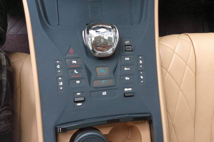 Used Denza D9 2024 DM-i 980 Four-Wheel Drive Prestige Model
