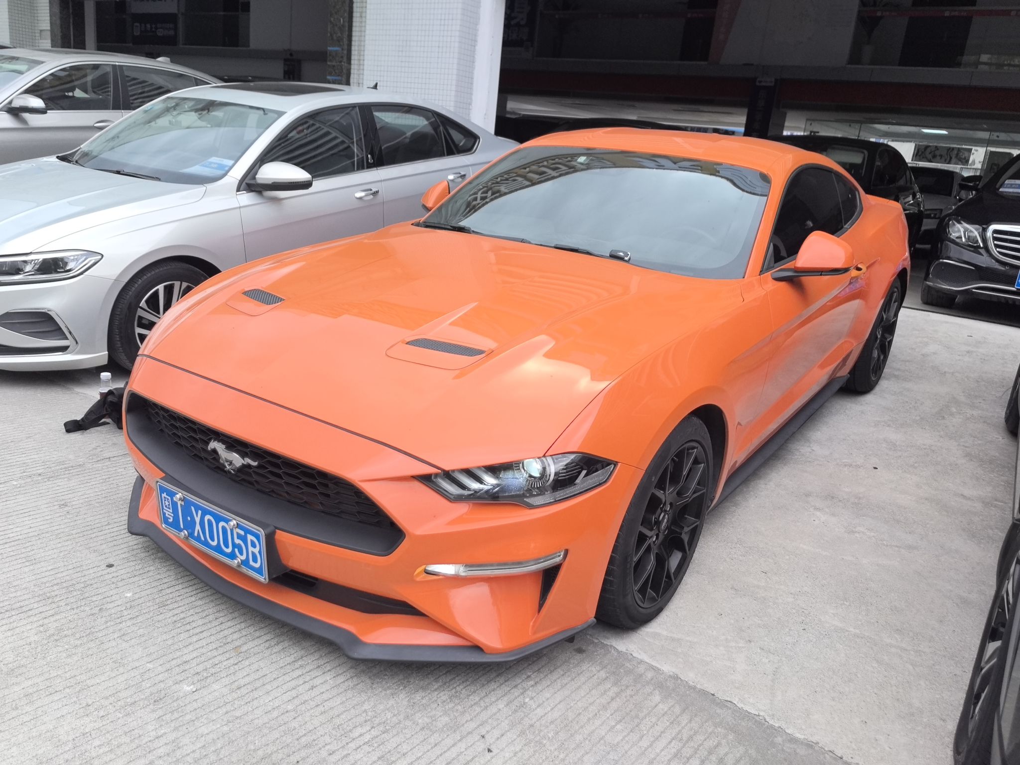 Под передней частью автомобиля