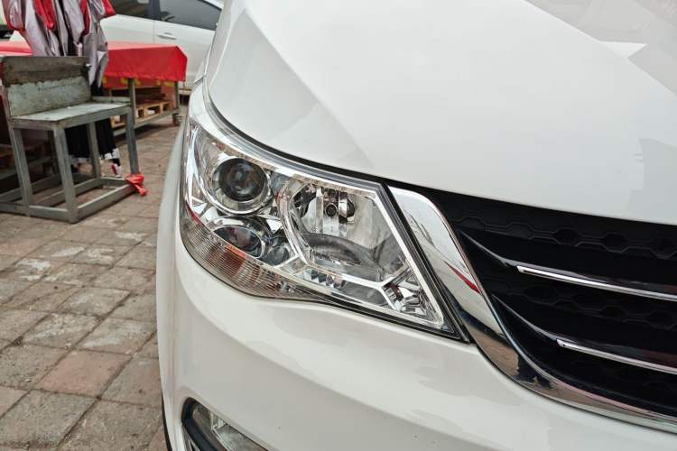 Used Baojun 730 2016 1.8L iAMT Luxury Model 7 Seats Right Front Headlight