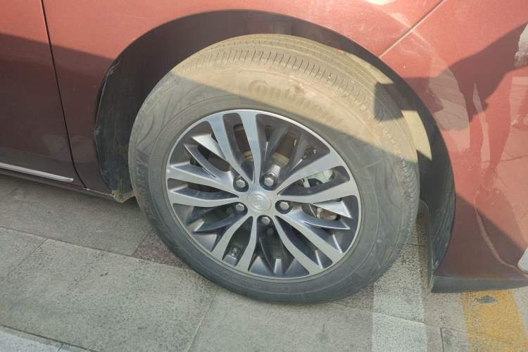 Used Buick GL8 2023 ES Lu Zun Comfort Model Right Front Wheel Hub