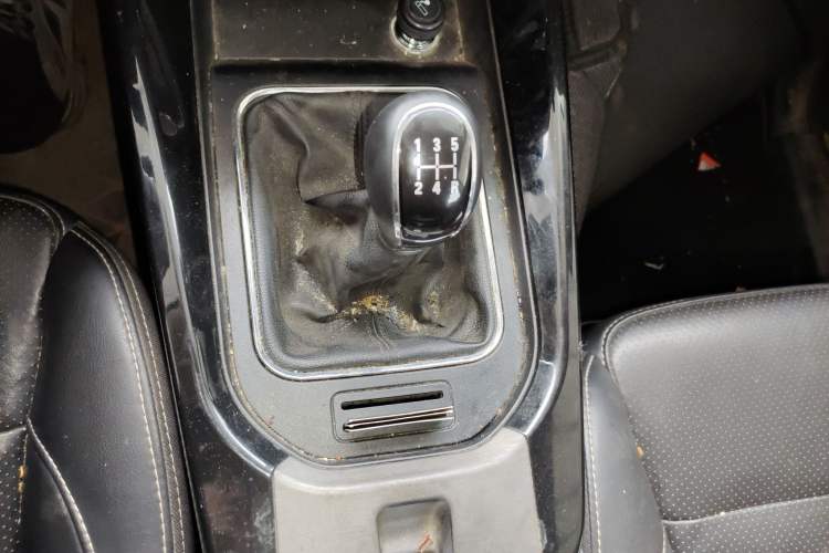 Used Dongfeng Fengon S560 2018 1.8L Manual Luxury 7-Seater Gear Lever