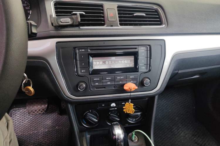 Used Volkswagen Gran Lavida 2015 1.6L Automatic Fashion Edition Audio And AC Panel