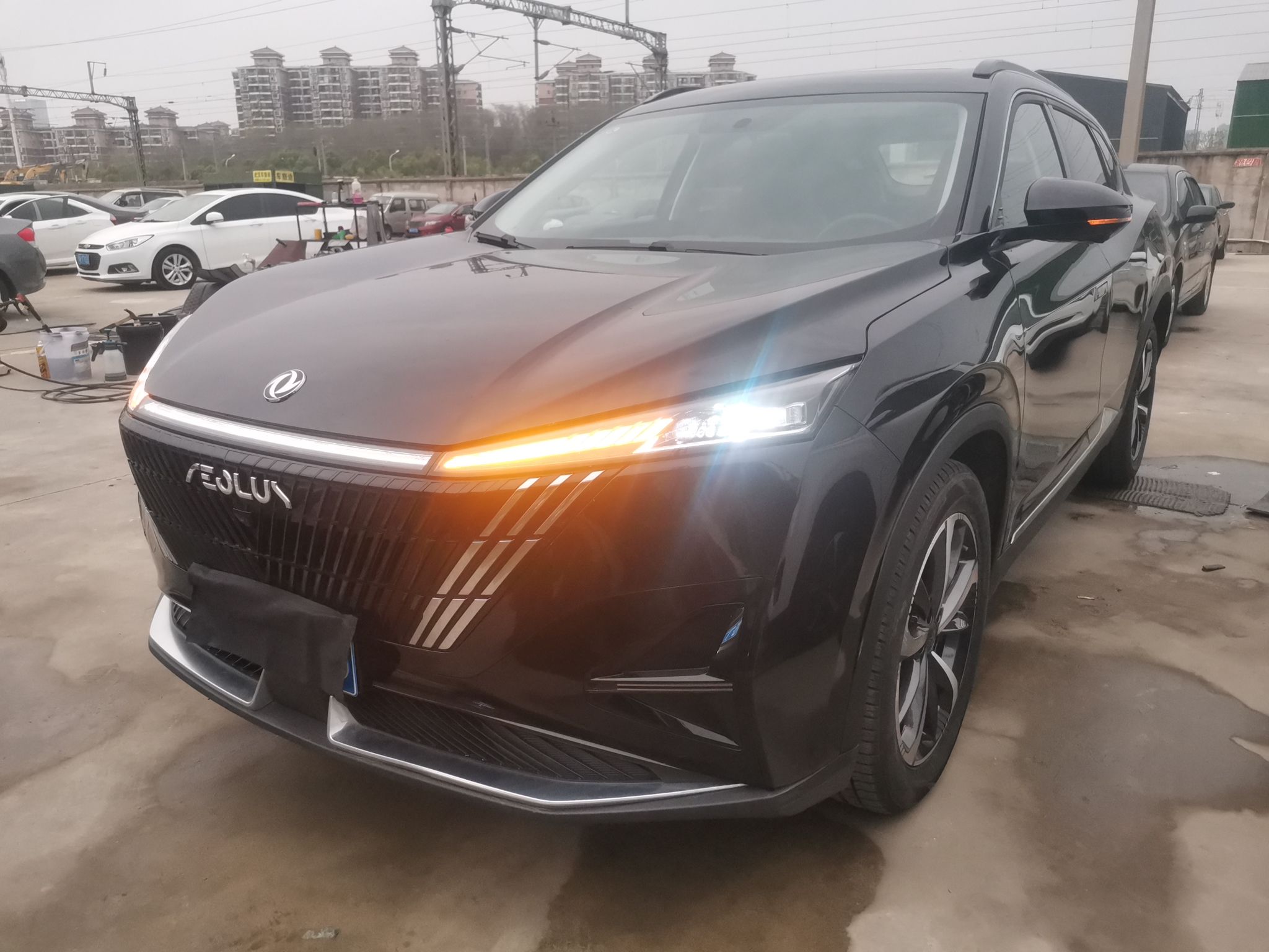 تحت مقدمة السيارة