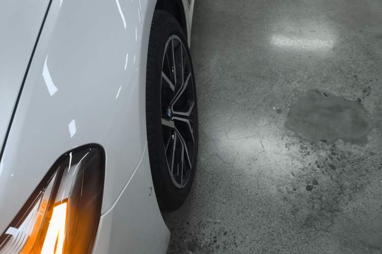 Used BMW 5 Series 2021 Restyled 530Li Luxury Edition M Sport Package Left Front Wheel Hub