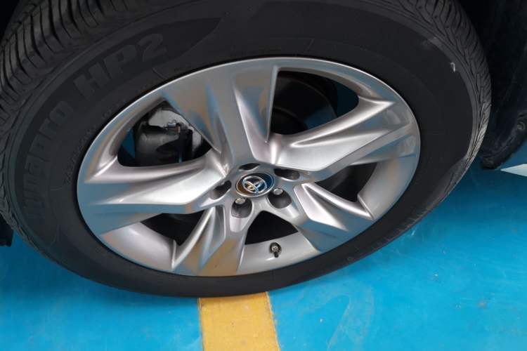 Used Toyota Highlander 2018 2.0T Four-Wheel Drive Luxury Version 7 Seats China VI Standard Left Front Wheel Hub