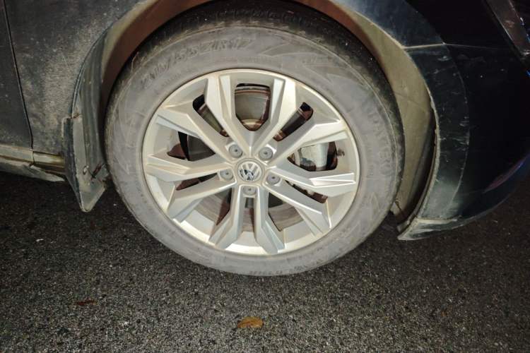 Used Volkswagen Magotan 2018 Facelift 330TSI DSG Luxury Model Right Front Wheel Hub