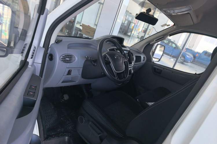 Used SAIC MAXUS Xintu V80 2019 2.5T Classic Model 6-Speed Manual – Aotong Long Wheelbase High-Roof 7-Seater