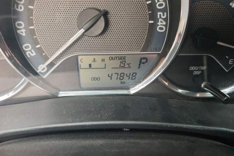 Used Toyota Corolla 2017 Revised Version 1.6L S-CVT GL Odometer Close Up