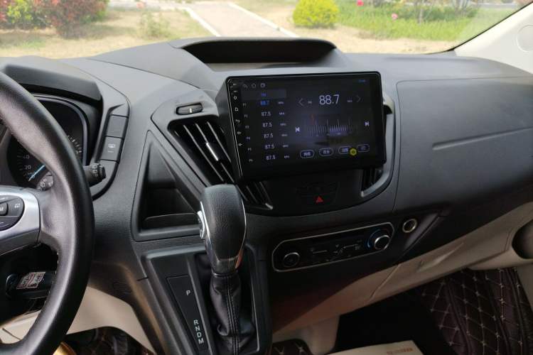 Used Ford Tourneo Custom 2017 2.0T Automatic Elite Version Audio And AC Panel