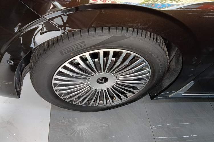 Used VOYAH Dream 2025 PHEV Four-Wheel-Drive Flagship Kunpeng Edition
