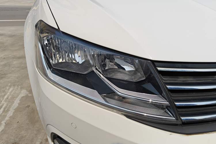 Used Volkswagen Lavida 2015 1.6L Manual Comfort Edition Right Front Headlight