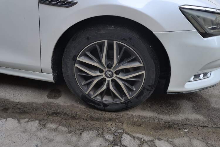 Used BYD Qin Pro New Energy 2019 DM Super Edition 1.5TI Automatic Smart Connect Speedy Model China VI Standard Right Front Wheel Hub