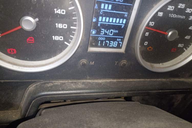 Used Iveco Daily 2020 2.5T A35 Passenger Van Single-Tire Mid-Roof Design 5-9 Seats with Sliding Side Door Meeting China V Emission Standards
