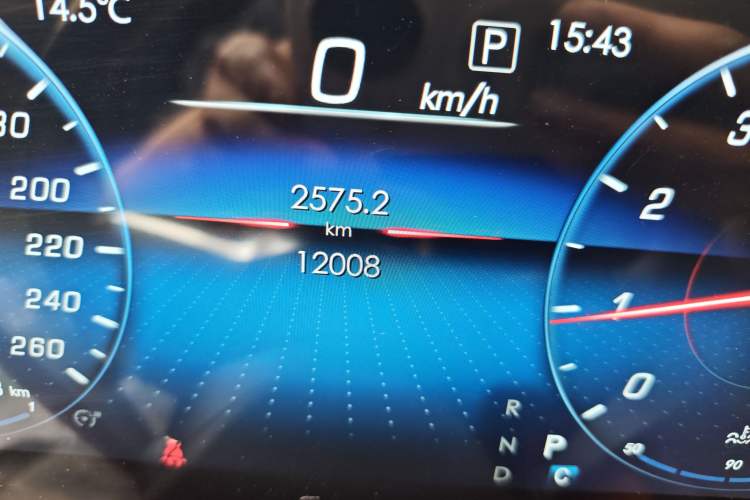 Used Mercedes-Benz Vito 2024 2.0T Business Version 7 Seats Odometer Close Up