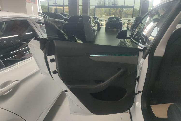 Used Tesla Model Y 2025 Long-Range All-Wheel-Drive Version
