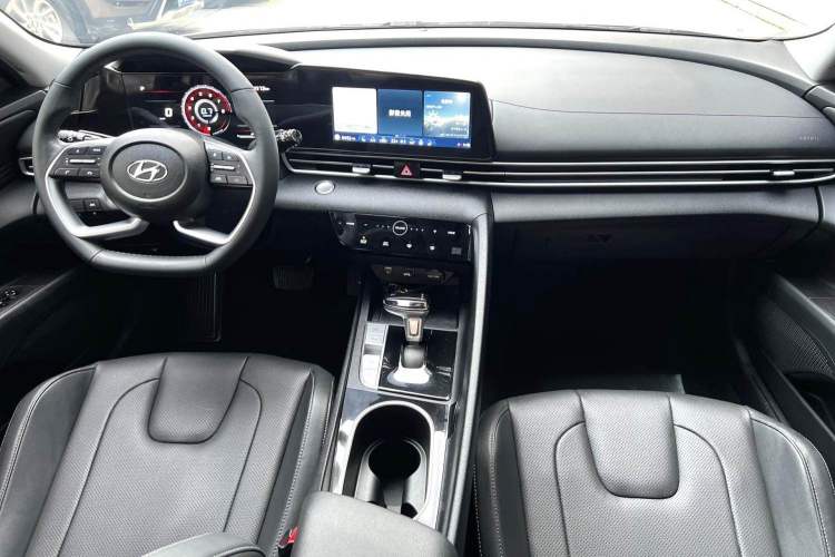 Used Hyundai Elantra 2022 1.5L CVT LUX Prestige Edition Center Console