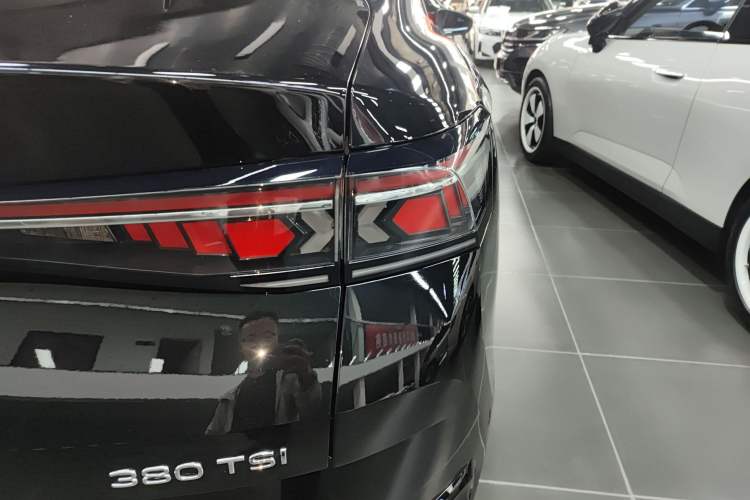 Used Volkswagen Magotan 2024 380TSI DSG Prestige Edition DaMai Package Right Rear Taillight