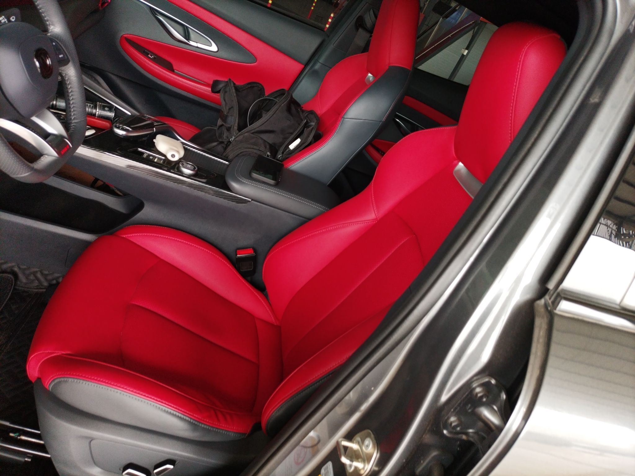 المقاعد الأمامية داخل السيارة