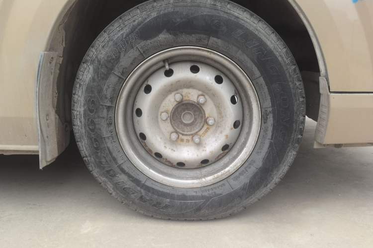 Used Foton Scenic G9 2017 2.4L Gasoline Cargo Van Commercial Version Long Wheelbase Model 4G69 Right Front Wheel Hub