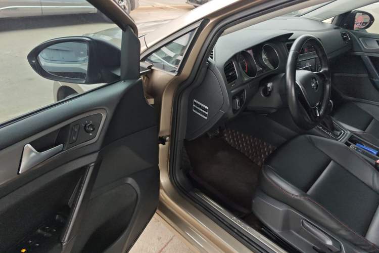 Used Volkswagen Golf 2016 1.6L Automatic Fashion Model