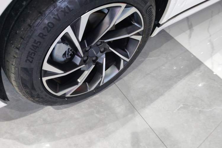 Used Lynk & Co 09 2021 2.0T Halo Six-Seater
