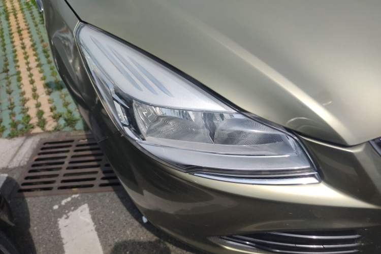 Used Ford Kuga 2015 1.5L GTDi Two-Wheel-Drive Comfort Model Right Front Headlight