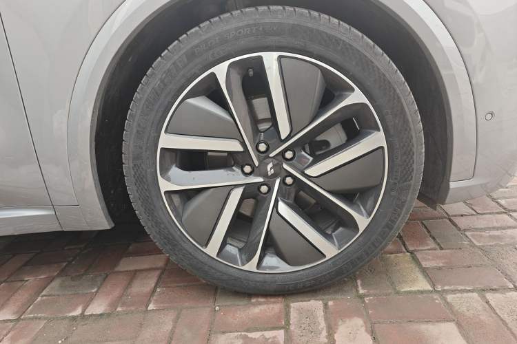 Used Li Auto L9 2022 Max model Right Front Wheel Hub